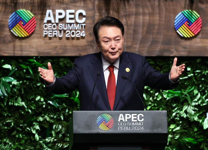 31차 아시아태평양경제협력체(APEC) 정상회의 참석차 페루를 방문한 윤석열 대통령이 15일(현지시간) 리마 국립대극장에서 APEC CEO 서밋 기조연설을 하고 있다. 연합뉴스