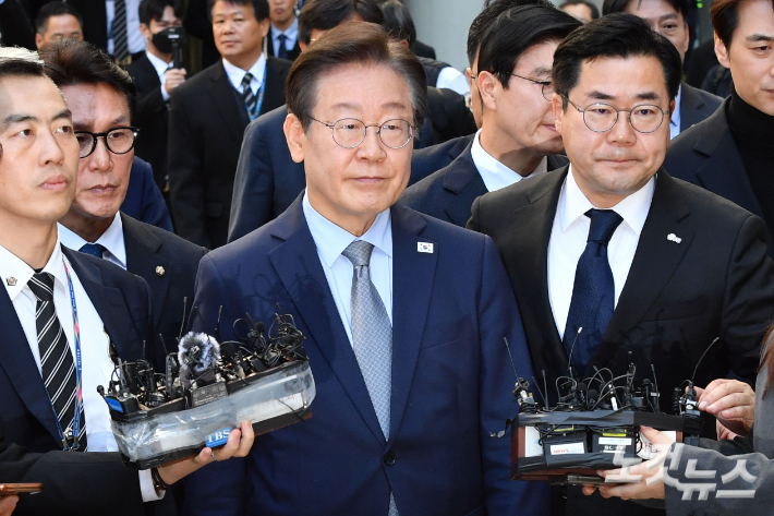 이재명 더불어민주당 대표가 15일 오후 서울 서초구 서울중앙지방법원에서 열린 '공직선거법 위반' 1심 선고 공판에서 징역 1년에 집행유예 2년을 선고 받은 뒤 법정을 나서고 있다. 류영주 기자