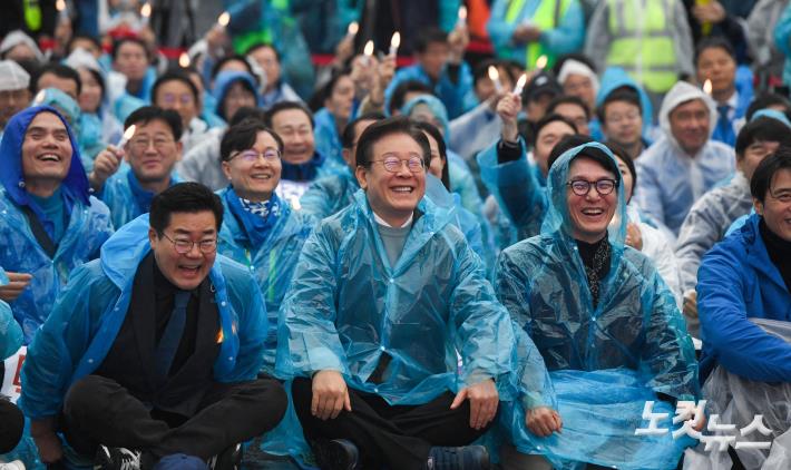 미소짓는 이재명 대표