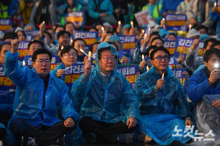 이재명 더불어민주당 대표가 16일 오후 서울 광화문광장 인근에서 열린 '김건희·윤석열 국정농단 규탄·특검 촉구 제3차 국민 행동의 날'에서 구호를 외치고 있다. 박종민 기자