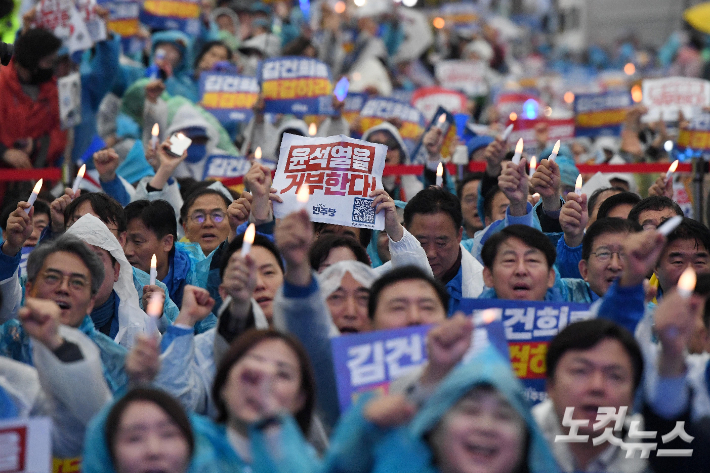 16일 오후 서울 광화문광장 인근에서 열린 '김건희·윤석열 국정농단 규탄·특검 촉구 제3차 국민 행동의 날'에서 참가자들 정권 규탄 구호를 외치고 있다. 박종민 기자