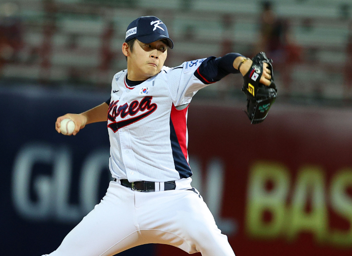 16일 오후 대만 타이베이 톈무야구장에서 열린 세계야구소프트볼연맹(WBSC) 프리미어12 2024 B조 조별리그 대한민국과 도미니카공화국의 경기. 박영현이 역투하고 있다. 연합뉴스