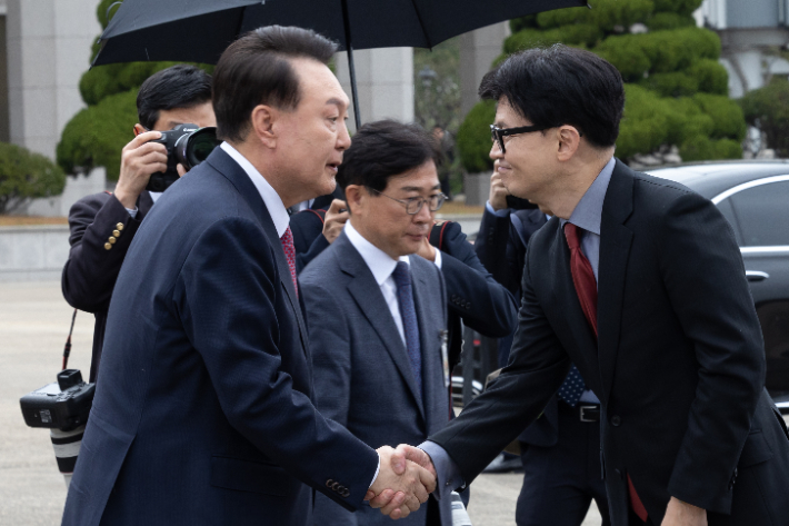 윤석열 대통령이 14일 성남 서울공항에서 31차 아시아태평양경제협력체(APEC) 및 19차 주요 20개국(G20) 정상회의 참석을 위해 출국하며 환송 나온 국민의힘 한동훈 대표와 악수하고 있다. 대통령실 제공