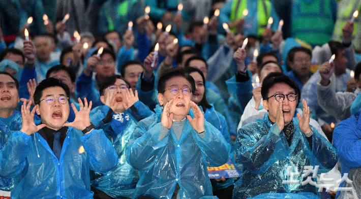 이재명 더불어민주당 대표가 16일 오후 서울 광화문광장 인근에서 열린 '김건희·윤석열 국정농단 규탄·특검 촉구 제3차 국민 행동의 날'에서 함성을 지르고 있다. 박종민 기자