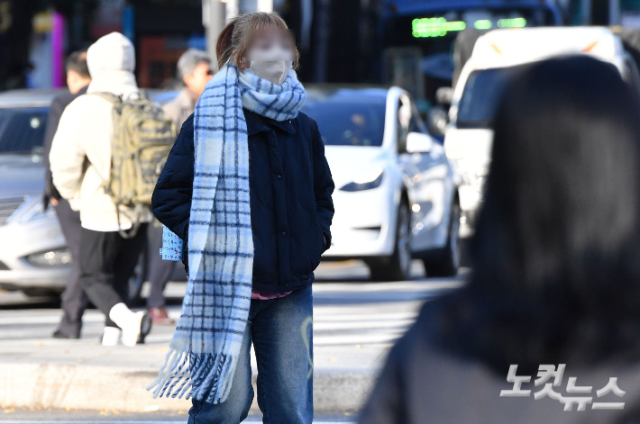 아침 기온이 뚝 떨어진 초겨울 날씨에 목도리를 두른 시민이 발걸음을 옮기고 있다. 류영주 기자