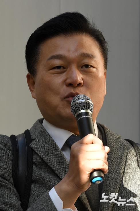 발언하는 신용한 전 교수