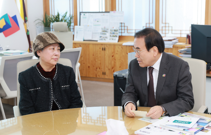 서거석 전북교육감이 18일 고 송경진 교사의 부인 강하정씨를 위로하고 있다. 전북교육청 제공