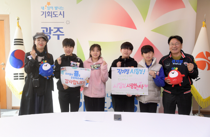 강기정 광주광역시장은 18일 오전 시청 접견실에서 진로탐색활동을 펼치는 치평초등학교 6학년 학생들과 만나 유쾌한 시간을 보냈다. 광주시 제공