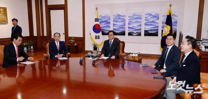 우원식 국회의장과 여야 원내대표가 18일 서울 여의도 국회의장실에서 회동하고 있다. 왼쪽부터 국민의힘 배준영 원내수석부대표, 추경호 원내대표, 우 의장, 더불어민주당 박찬대 원내대표, 박성준 원내수석부대표. 2024.11.18