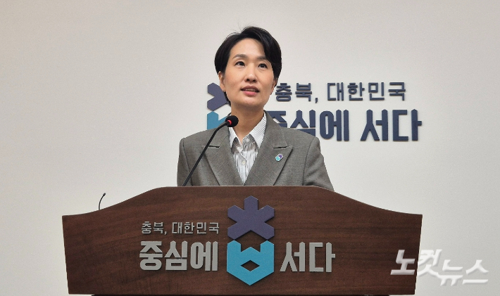 김수민 충북도 정무부지사가 18일 브리핑에서 저출생 대응 사업에 대해 설명하고 있다. 최범규 기자