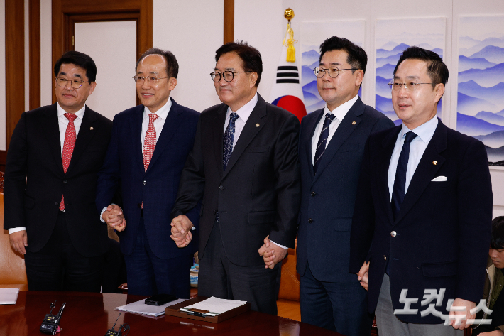 우원식 국회의장과 여야 원내대표가 18일 서울 여의도 국회의장실에서 회동하고 있다. 왼쪽부터 국민의힘 배준영 원내수석부대표, 추경호 원내대표, 우 의장, 더불어민주당 박찬대 원내대표, 박성준 원내수석부대표. 윤창원 기자