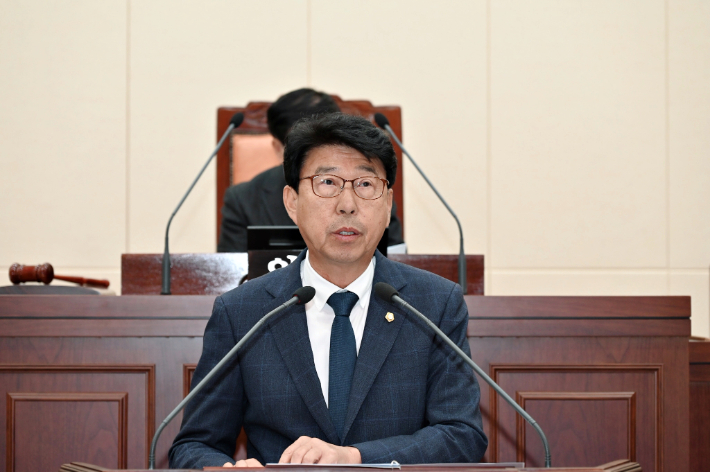  남원시의회 자치행정위원회 손중열 위원장은 18일 제269회 정례회 제1차 본회의에서 '2024년 남원시 하반기 정기인사에 관한 행정사무감사 결과보고'를 하고 있다. 남원시의회 제공