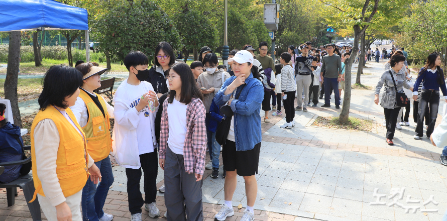 복음을 듣기 위해 줄을 서서 기다리고 있다. 한세민