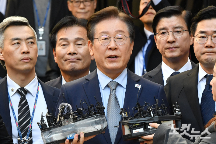 이재명 더불어민주당 대표가 15일 오후 서울 서초구 서울중앙지방법원에서 열린 '공직선거법 위반' 1심 선고 공판에서 징역 1년에 집행유예 2년을 선고 받은 뒤 법정을 나서고 있다. 류영주 기자