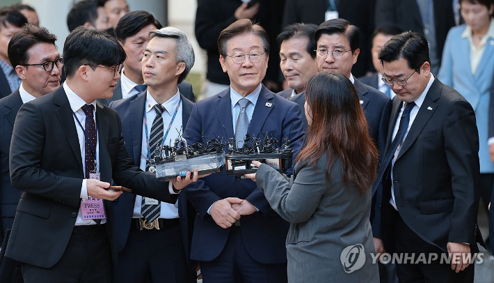 (서울=연합뉴스) 김인철 기자 = 더불어민주당 이재명 대표가 15일 오후 서울 서초구 서울중앙지법에서 열린 공직선거법 위반 혐의 관련 1심 선고 공판을 마친 뒤 법원 청사를 나서고 있다.     이날 서울중앙지법 형사합의34부(한성진 부장판사)는 공직선거법 위반 혐의로 불구속기소된 이 대표에게 징역 1년에 집행유예 2년을 선고했다. 2024.11.15 yatoya@yna.co.kr 연합뉴스