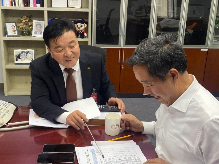 최재구 예산군수가 홍성·예산을 지역구로 둔 강승규 의원을 만나 제2중앙경찰학교 유치에 힘을 모아줄 것을 요청했다. 예산군 제공