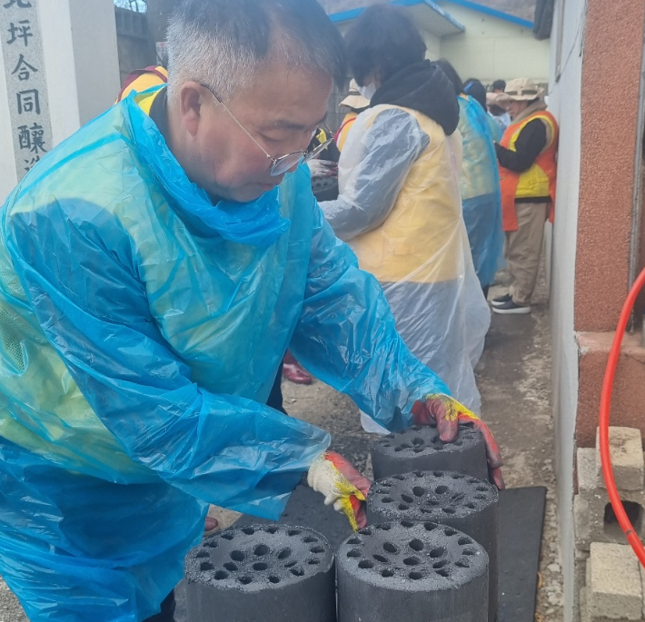 연탄 배달 봉사활동을 하고 있는 박병호 경감. 동해해양경찰서 제공