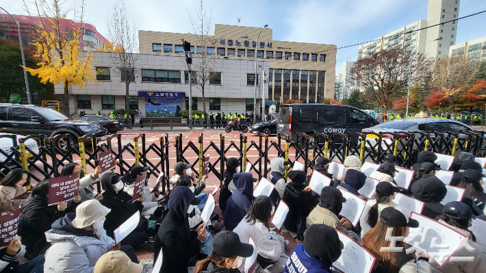 19일 오후 서울여자대학교 학생들이 서울 노원경찰서 앞에서 '성추행 의혹 교수'의 고소에 반발하는 시위를 진행하고 있다. 주보배 기자