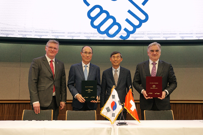 한국예탁결제원이 스위스예탁결제회사 'SIX SIS'와 교류·협력에 관한 양해각서를 체결하는 모습. 한국예탁결제원 제공 