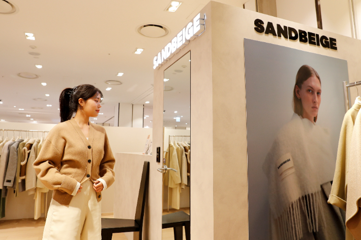 광주신세계 본관 5층에 오프라인 첫 정규매장을 오픈한 샌드베이지는 오는 24일까지 무스탕 등 일부 제품을 최대 30% 할인 판매한다. 광주신세계 제공