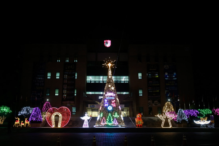 목원대에 점등된 대형 크리스마스트리. 목원대 제공