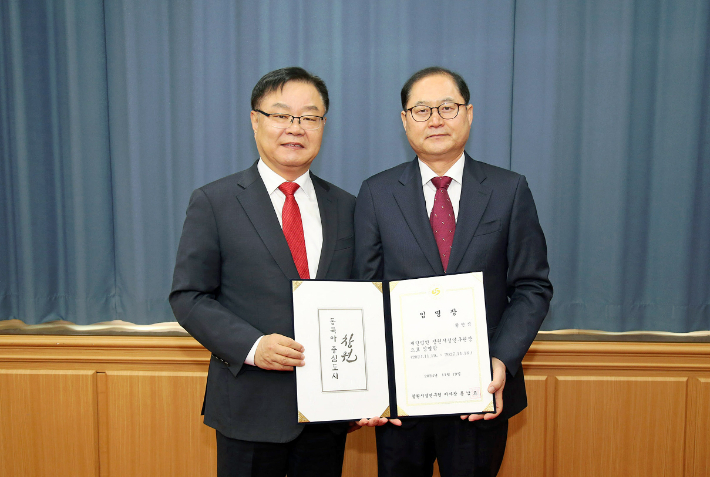 황인식 창원시정연구원장(오른쪽)과 홍남표 창원시장. 창원시 제공 