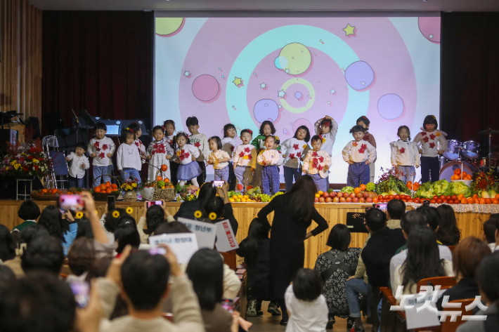 '나는 믿음의 사람'이란 곡으로 축제의 문을 연 유치부