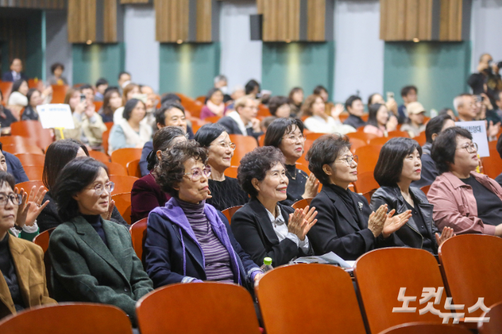 채움과 비움의 교회 성도들이 박수와 환호를 보내고 있다.