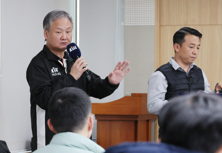 유재학 KBL 경기 본부장과 이승무 심판. 연합뉴스 