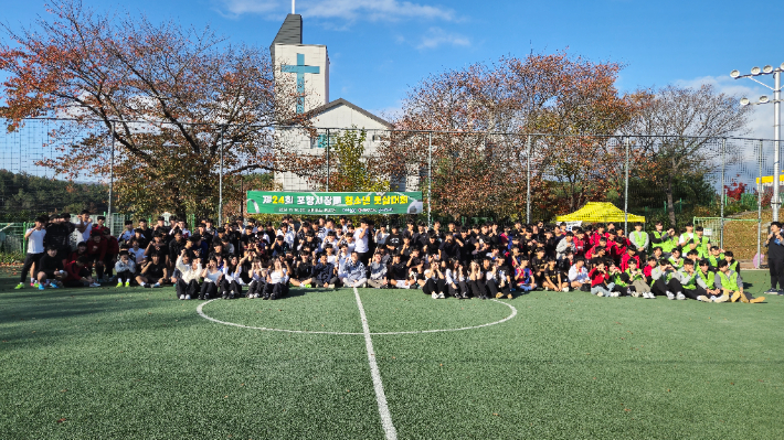 포항YMCA가 주관하고 포항시가 주최하는 '제24회 포항시장배 청소년 풋살대회'가 16일 선린대학교 풋살구장에서 200여 명이 참여한 가운데 개최됐다. 포항YMCA 제공