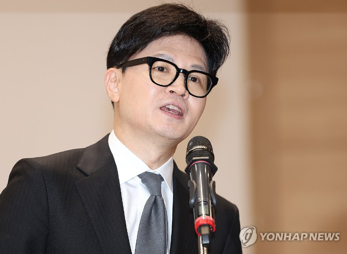 (서울=연합뉴스) 김도훈 기자 = 국민의 힘 한동훈 대표가 19일 오후 서울 여의도 국회 의원회관에서 열린 '세계역사주도 초일류국가 어떻게 만들 것인가?' 특별 강연회에서 축사를 하고 있다. 2024.11.19 superdoo82@yna.co.kr 연합뉴스