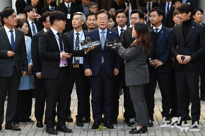 이재명 더불어민주당 대표가 15일 오후 서울 서초구 서울중앙지방법원에서 열린 '공직선거법 위반' 1심 선고 공판에서 징역 1년에 집행유예 2년을 선고 받은 뒤 법정을 나서고 있다. 류영주 기자