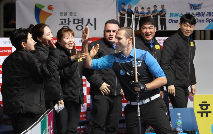 휴온스 선수들이 19일  '웰컴저축은행 PBA 팀 리그 광명시 TOUR 2024-2025' 4라운드 1차전에서 SK렌터카를 꺾은 뒤 하이파이브를 하고 있다. PBA