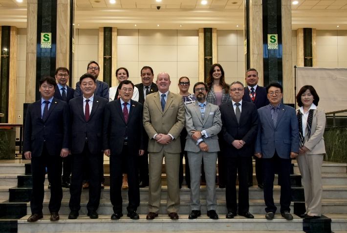 경주시 대표단이 페루 외무부에서 까를로스 차베즈-타푸르 의장 및 2024 APEC 페루 조정관들과 함께 기념촬영을 하고 있다. 경주시 제공