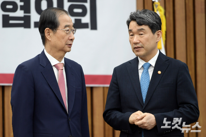 한덕수 국무총리와 이주호 사회부총리 겸 교육부 장관. 윤창원 기자