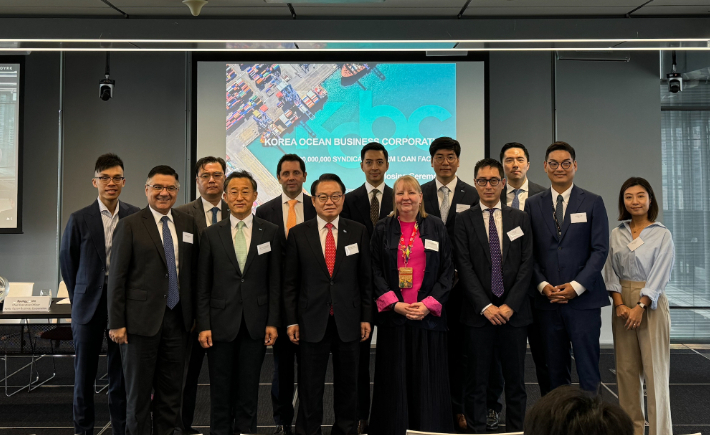 한국해양진흥공사가 20일 HSBC를 주간사로 선정해 총 3억 달러 규모의 신디케이티드론 약정을 체결했다. HSBC 홍콩본점에서 안병길(왼쪽에서 세 번째) 사장과 세계 주요 금융기관 관계자들이 함께 하고 있는 모습. 한국해양진흥공사 제공