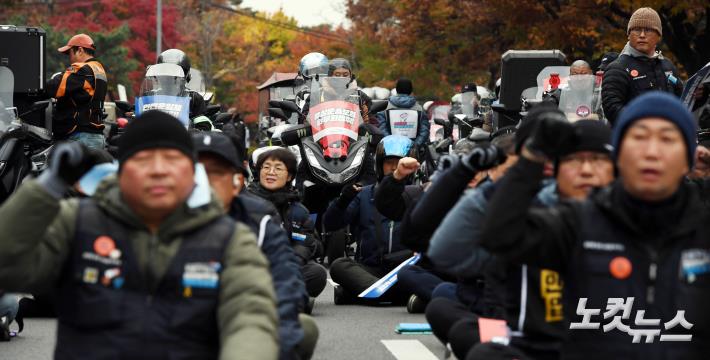 ‘유상운송보험 의무·안전운임 쟁취’ 라이더유니온-화물연대 안전입법쟁취 공동투쟁대회