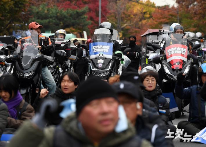 국회 앞에 모인 배달노동자들 ‘유상운송보험 의무·안전운임 쟁취’