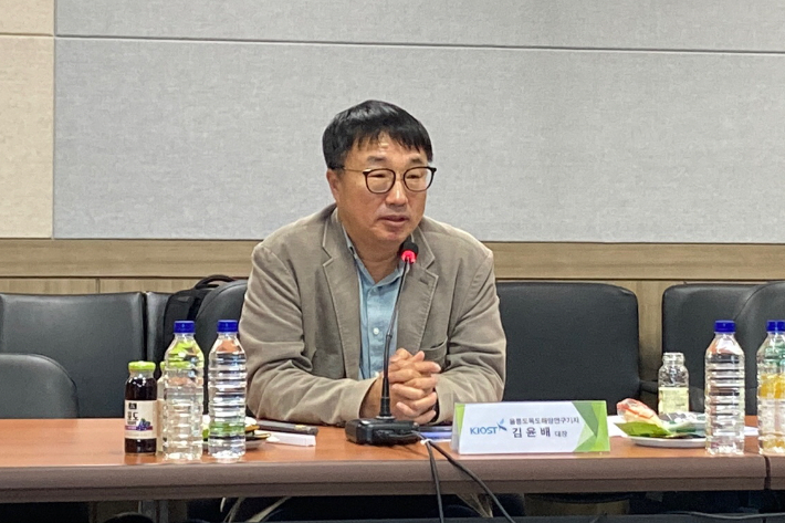 김윤배 울릉도독도해양연구기지 대장은 '환동해 중심 울릉도 독도'를 주제로 발표했다. 유상원 아나운서