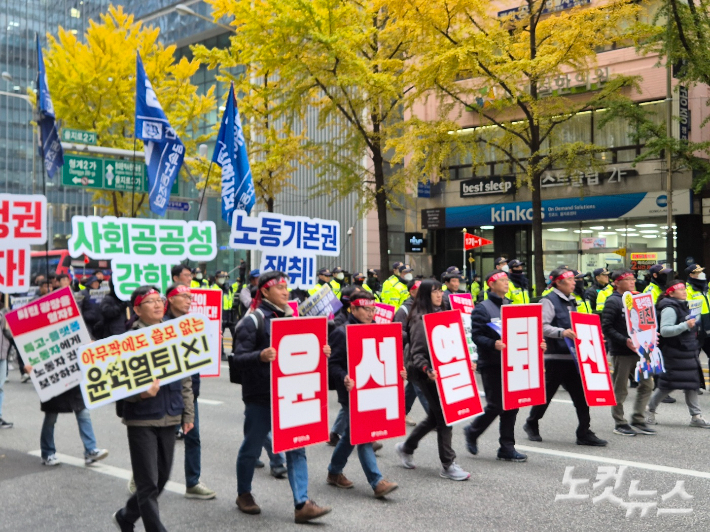 20일 오후 서울 세종대로에서 전국농민총연맹과 민주노총 주최로 전국농민대회·윤석열 정권 2차 퇴진 총궐기 집회가 열렸다. 박희영 기자