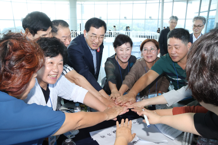 주낙영 경주시장이 'APEC 정상회의 성공개최를 위한 분야별 시민실천방안'을 주제로 열린 시민원탁회의에서 시민들과 함께 화이팅을 외치고 있다. 경주시 제공