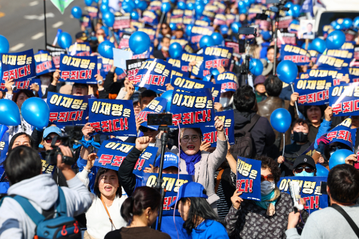 이재명 무죄 외치는 지지자들     (서울=연합뉴스) 서대연 기자 = 공직선거법상 허위사실 공표 혐의를 받는 더불어민주당 이재명 대표의 1심 선고 공판이 열리는 15일 오후 서울 서초구 서울중앙지방법원 인근에서 더민주혁신회의 등 단체가 지지집회를 열고 있다. 2024.11.15     dwise@yna.co.kr (끝)   <저작권자(c) 연합뉴스, 무단 전재-재배포, AI 학습 및 활용 금지> 연합뉴스