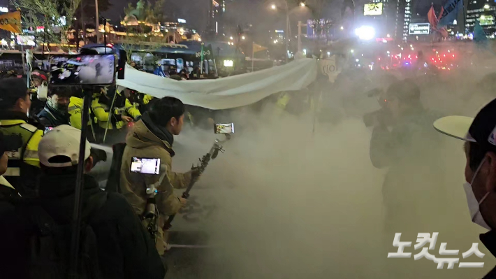 20일 오후 서울 중구 숭례문 앞에서 열린 '윤석열 정권 퇴진 2차 총궐기' 집회가 끝난 뒤, 용산 대통령실로 행진하던 전국농민회총연맹(전농) 소속 참가자들이 경찰의 해산 명령에 불응하면서 긴장감이 고조됐다. 일부 참가자들이 집회 해산 전 메고 다니던 '농민 생존권 보장' 문구가 붙은 상여에 불을 붙이자, 경찰이 소화기를 동원해 진화에 나섰고 현장은 순식간에 흰 연기로 뒤덮였다. 나채영 기자