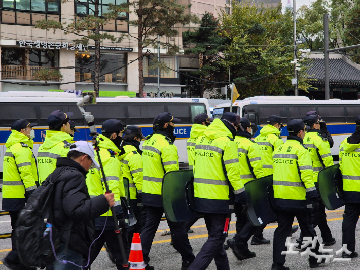 20일 오후 서울 중구 숭례문 앞에서 열린 '윤석열 정권 퇴진 2차 총궐기' 집회에서는 완전진압복을 착용한 무장 경찰들은 보이지 않았다. 대신 간이 진압복을 걸친 경찰들이 곳곳에 배치돼 집회 질서 유지와 교통 통제에 나섰다. 박희영 기자