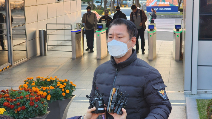 울산경찰청 관계자가 20일 오후 현대자동차 울산 4공장 입구에서 합동 현장감식 내용에 대해 설명하고 있다. 연합뉴스