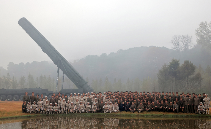 김정은 북한 국무위원장이 신형 대륙간탄도미사일(ICBM) '화성포-19형' 시험발사를 참관하며 기념촬영을 하는 모습. 연합뉴스