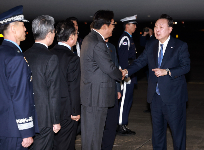 윤석열 대통령이 21일 31차 아시아태평양경제협력체(APEC) 및 19차 주요 20개국(G20) 정상회의 일정을 마친 뒤 성남 서울공항에 도착, 전용기인 공군 1호기에서 내려  마중 나온 정진석 비서실장과 인사하고 있다. 연합뉴스