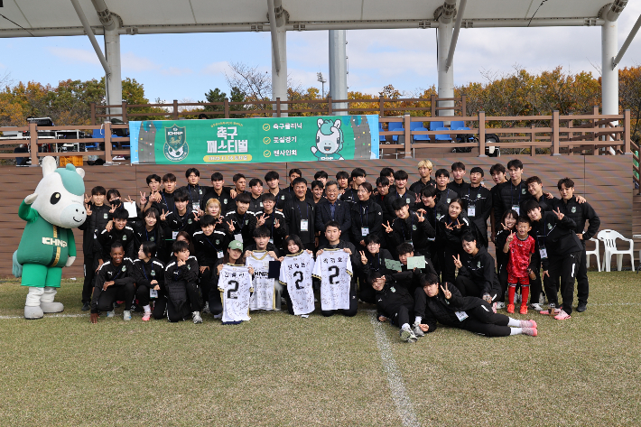 한수원축구단이 대학생마케터 '그린이(Green-Y)' 2기생과 수료식을 갖고 있다. 한수원축구단 제공