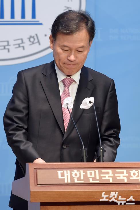 국민의힘 윤한홍 의원이 21일 서울 여의도 국회 소통관에서 명태균 씨 관련 현안 기자회견을 하고 있다.