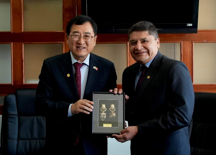 주낙영 경주시장이 페루 아레키파시 청사에서 빅토르 휴고 리베라 차베즈 아레키파시장을 접견한 후 기념 촬영을 하고 있다. 경주시 제공 